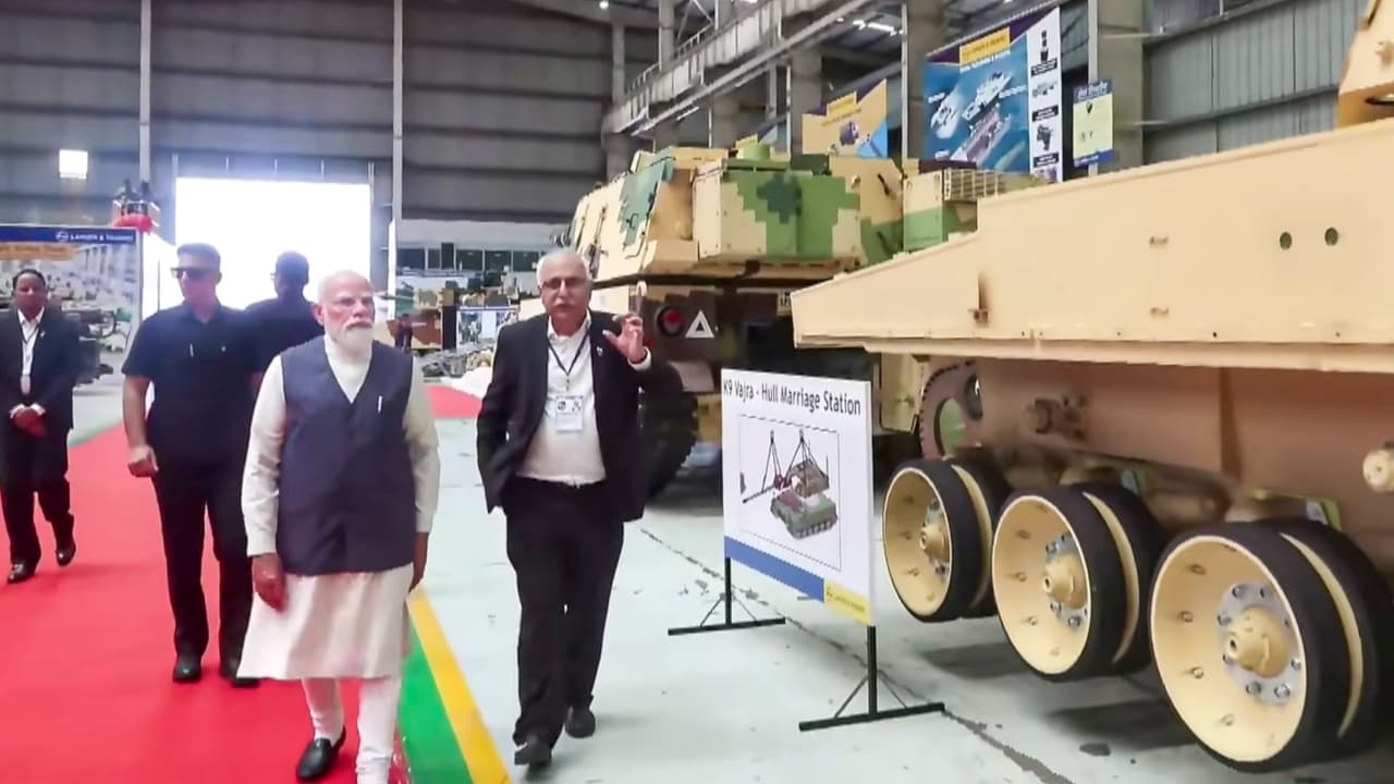गुजरात के हजीरा में एल एंड टी के प्लांट का दौरा करते प्रधानमंत्री नरेंद्र मोदी. गुजरात के हजीरा में एल एंड टी के प्लांट का दौरा करते प्रधानमंत्री नरेंद्र मोदी.