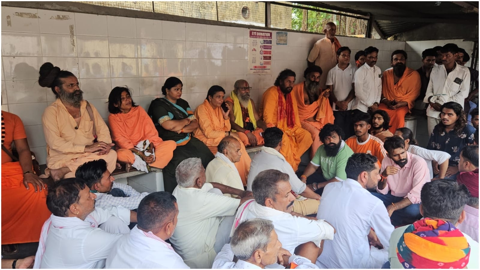 कोटा के एमबीएस अस्पताल की मोर्चरी के बाहर धरने पर बैठे साधु-संत और हिंदू समाज के लोग.
