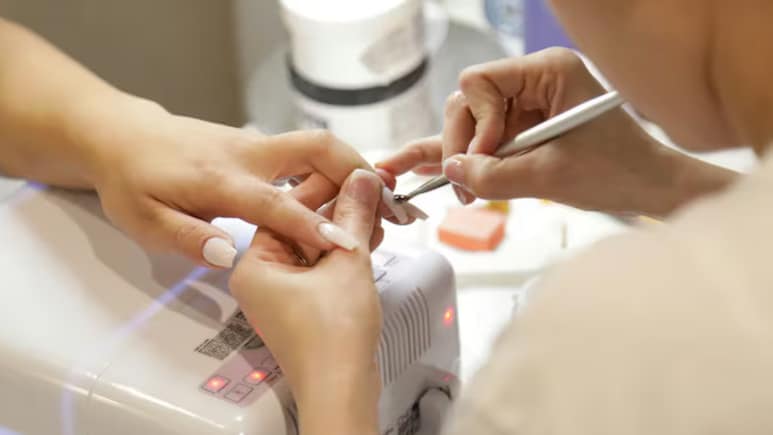 Nail Artist: शौक को बनाया बिजनेस, 32 साल की महिला की कमाई जानकर रह जाएंगे हैरान