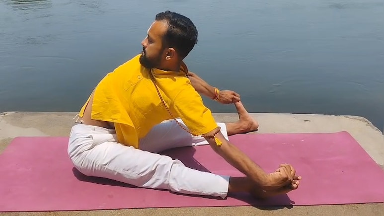 Yoga Day: रीवा के रबर बॉय की अद्भुत लचक; यूट्यूब से सीखा योग, 84 योगासन का ज्ञान, इनके नाम हैं 6 रिकॉर्ड