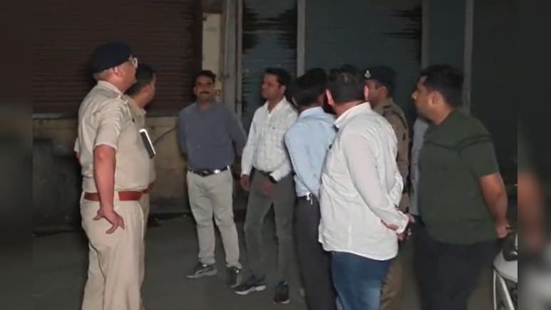 पुलिस बनकर आए लुटेरे: इंदौर में कलेक्शन एजेंट से 30 लाख की लूट, CCTV में कैद पूरी वारदात