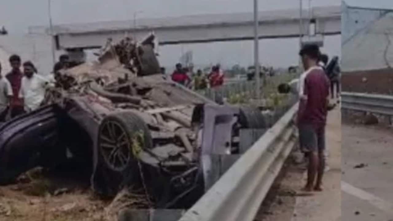 BMW डिवाइडर से टकराई, दो की मौत, मुंबई-वडोदरा हाईवे पर कई मीटर तक बिखरे शव के टुकड़े