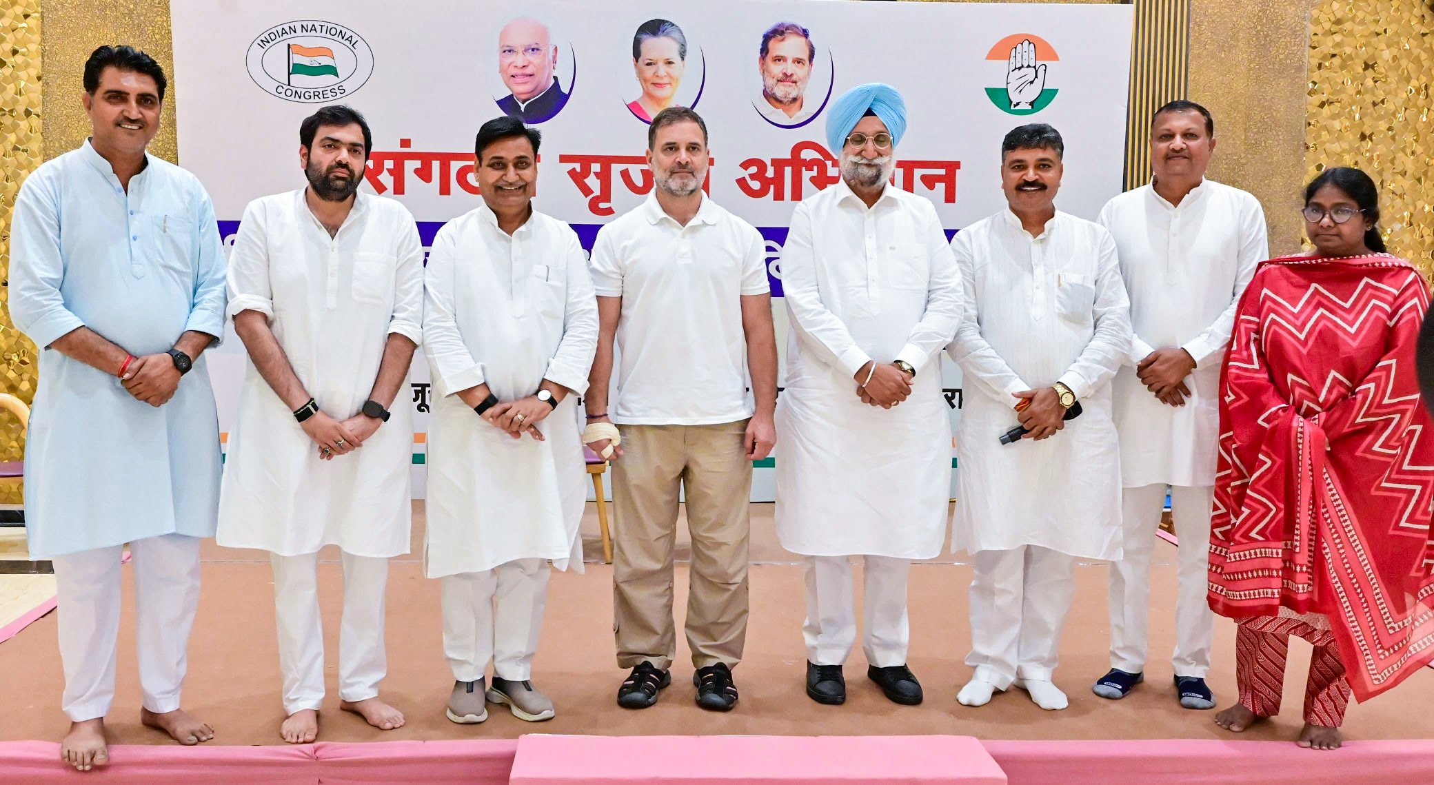 पुष्कर में कांग्रेस के नेताओं और कार्यकर्ताओं के साथ राहुल गांधी