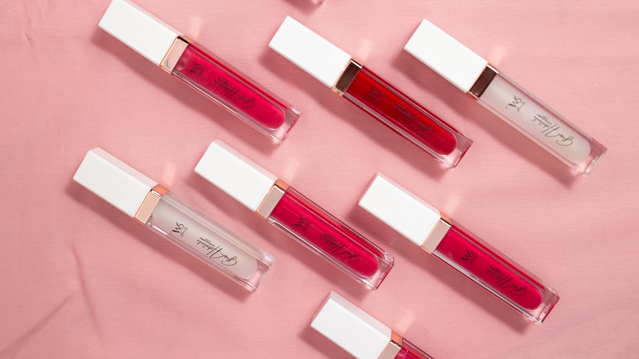 Lip Gloss Vs Lipstick: Which Is Better For Quick Everyday Makeup? Lip Gloss Vs Lipstick: Which Is Better For Quick Everyday Makeup?