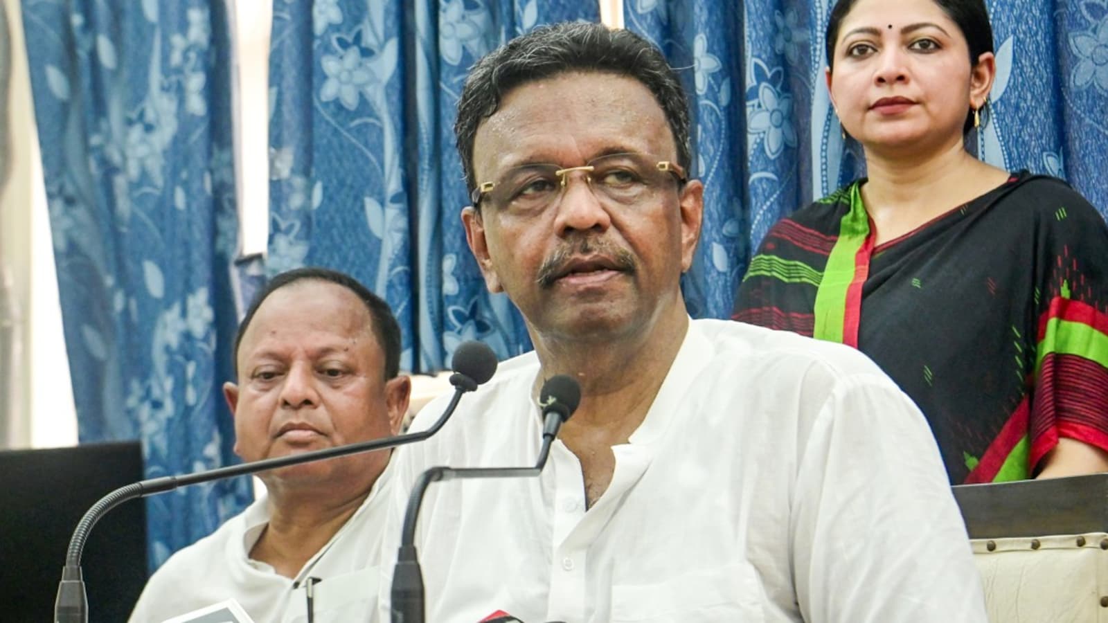 कोलकाता मेयर पद से इस्तीफा देने वाले ममता बनर्जी के करीबी फरहाद हकीम कौन हैं?