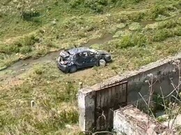 शादी में शामिल होने आए चार दोस्तों की कार ल्वाली झील में गिरी, दिल्ली के युवक की मौत और तीन दोस्त घायल