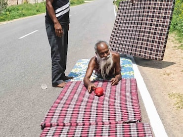 22 साल से खड़े-खड़े सो रहे हैं ये संत, अब मां वैष्णो के दरबार के लिए शुरू की 850 KM कनक दंडवत यात्रा