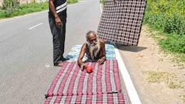 22 साल से खड़े-खड़े सो रहे हैं ये संत, अब मां वैष्णो के दरबार के लिए शुरू की 850 KM कनक दंडवत यात्रा