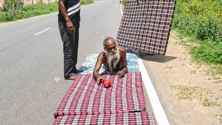 22 साल से खड़े-खड़े सो रहे हैं ये संत, अब मां वैष्णो के दरबार के लिए शुरू की 850 KM कनक दंडवत यात्रा