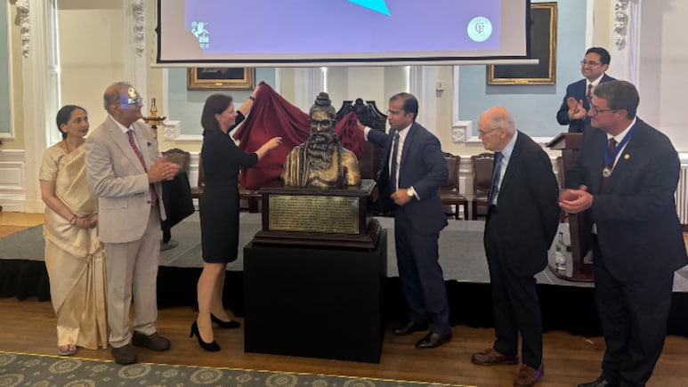 हमारी मेडिकल विरासत को सलाम कर रही दुनिया, UK में सुश्रुत की मूर्ति लगने पर भारत की डॉक्टर ने जताई खुशी