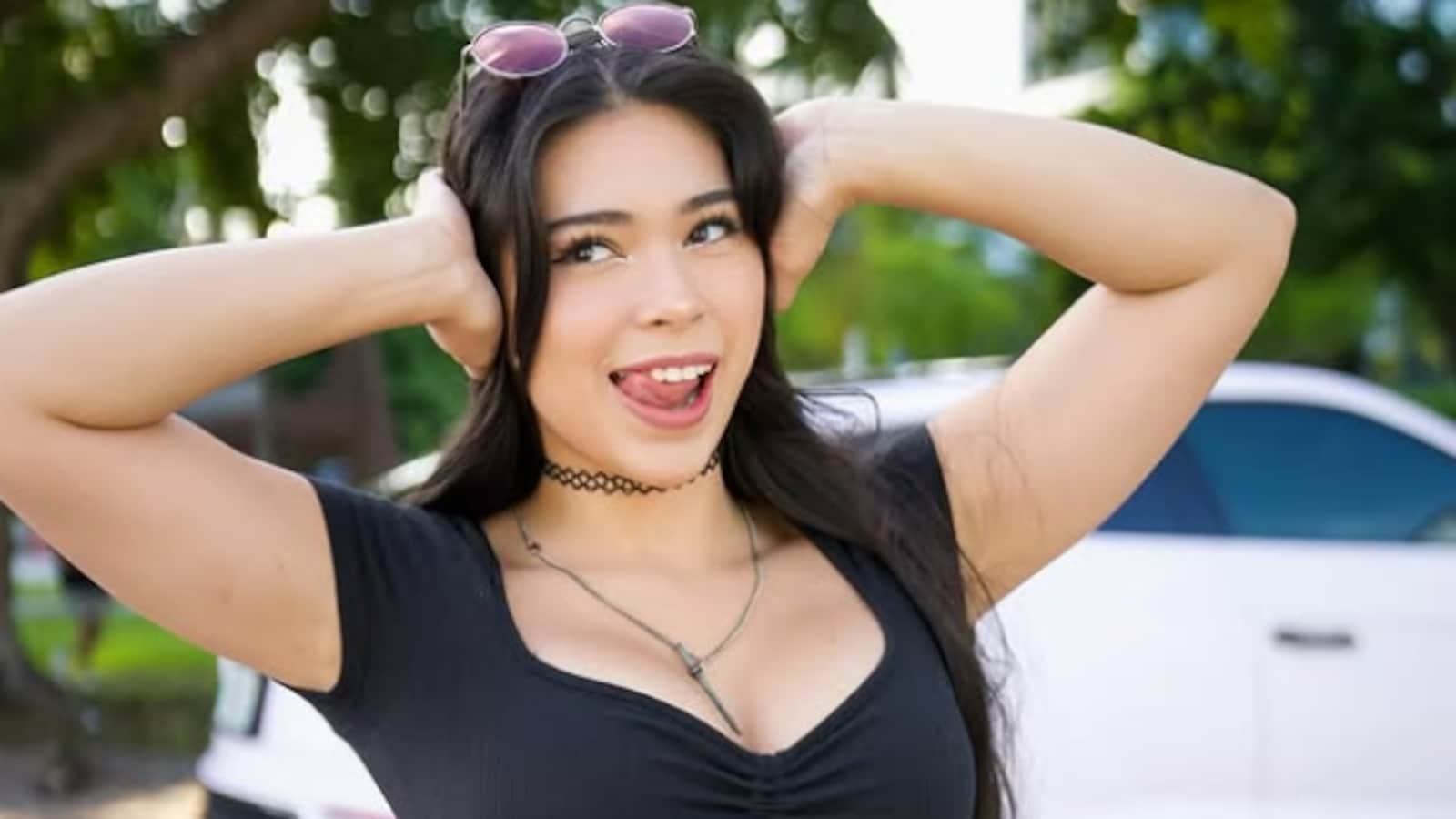 Aishah Sofey Suffers Awkward Wardrobe Slip Live On Stream While Squatting