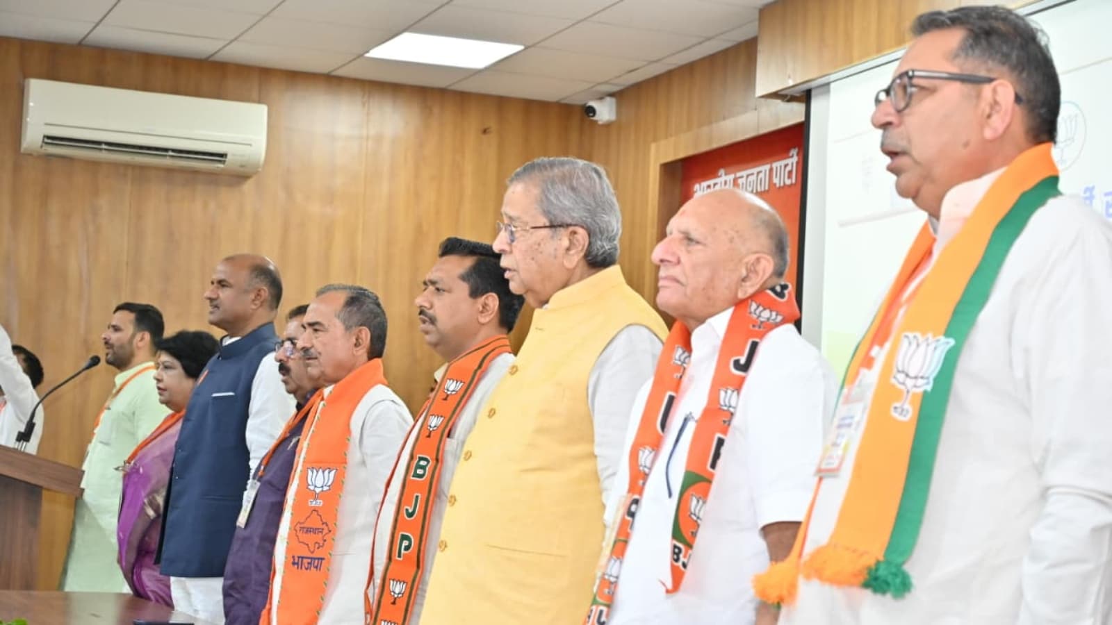 संगठन महामंत्री ने कई मुद्दों पर दिशा-निर्देश जारी किए. संगठन महामंत्री ने कई मुद्दों पर दिशा-निर्देश जारी किए.
