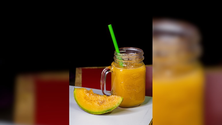 Muskmelon Sharbat Recipe: चिलचिलाती गर्मी में शरीर को रखेगा ठंडा, मिनटों में बनाएं खरबूजे का शरबत