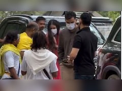 आईपीएल ट्रॉफी जीतने के बाद पत्नी अनुष्का संग वृंदावन पहुंचे विराट कोहली, प्रेमानंद जी महाराज से लिया आशीर्वाद