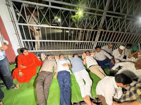 भोपाल में भी मध्य प्रदेश के कांग्रेस नेताओं ने चुनाव आयोग के सामने धरना दिया।