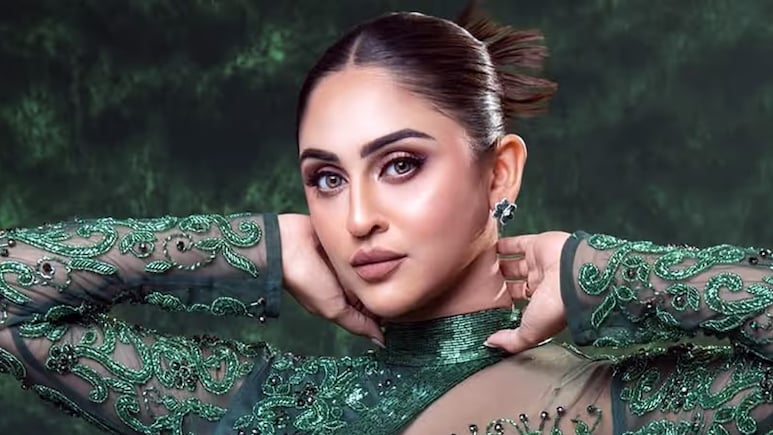 हाथों में हाथ, रोमांटिक अंदाज...देसी ब्लिंग के इस मिलिनेयर को डेट कर रहीं धुरंधर की शरारत गर्ल? वीडियो वायरल