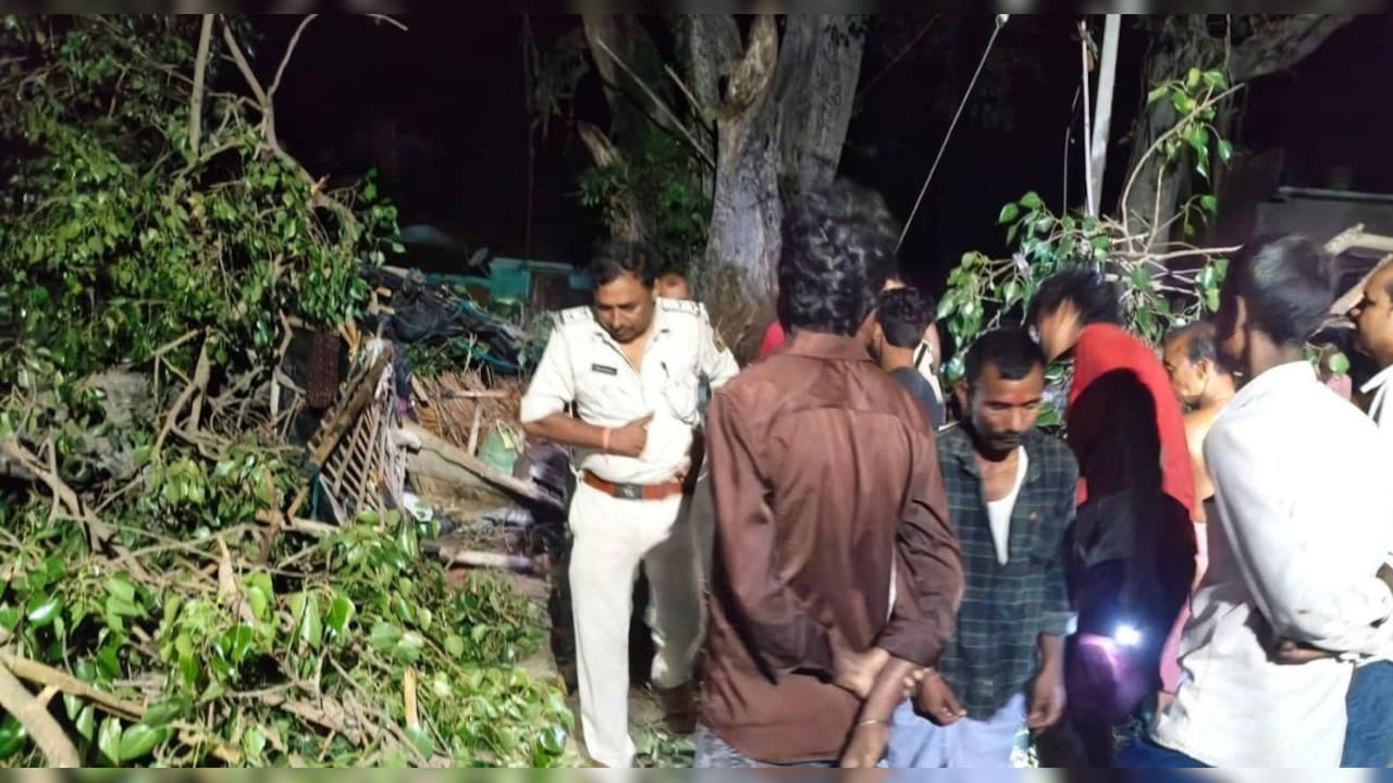 ब‍िहार: आंधी-बार‍िश ने बरपाया कहर, पीपल के पेड़ में दबकर एक 