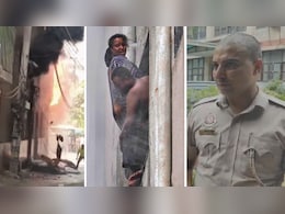 मुझे छोड़ो, मेरी बेटी को बचा लो... 5 लोगों को बचाने वाले कांस्टेबल की जुबानी, दिल्ली अग्निकांड की कहानी