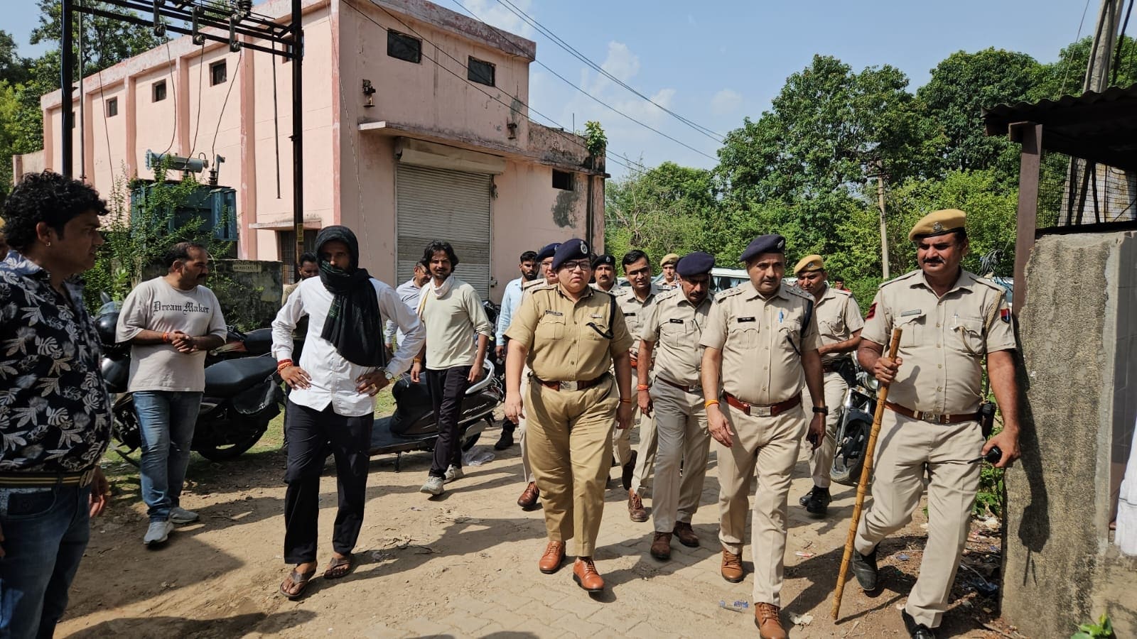 एसपी तेजस्विनी गौतम ने ट्रस्ट के सदस्यों और ग्रामीणों को जांच का भरोसा दिया है. एसपी तेजस्विनी गौतम ने ट्रस्ट के सदस्यों और ग्रामीणों को जांच का भरोसा दिया है.