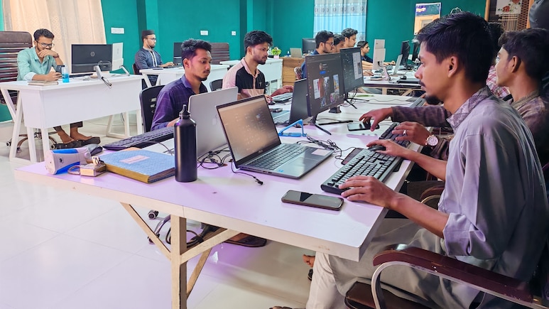 Startup Makes Fresh Graduates Sleep On Floor, Later Fires Them Verbally: 'Treated Like Garbage'