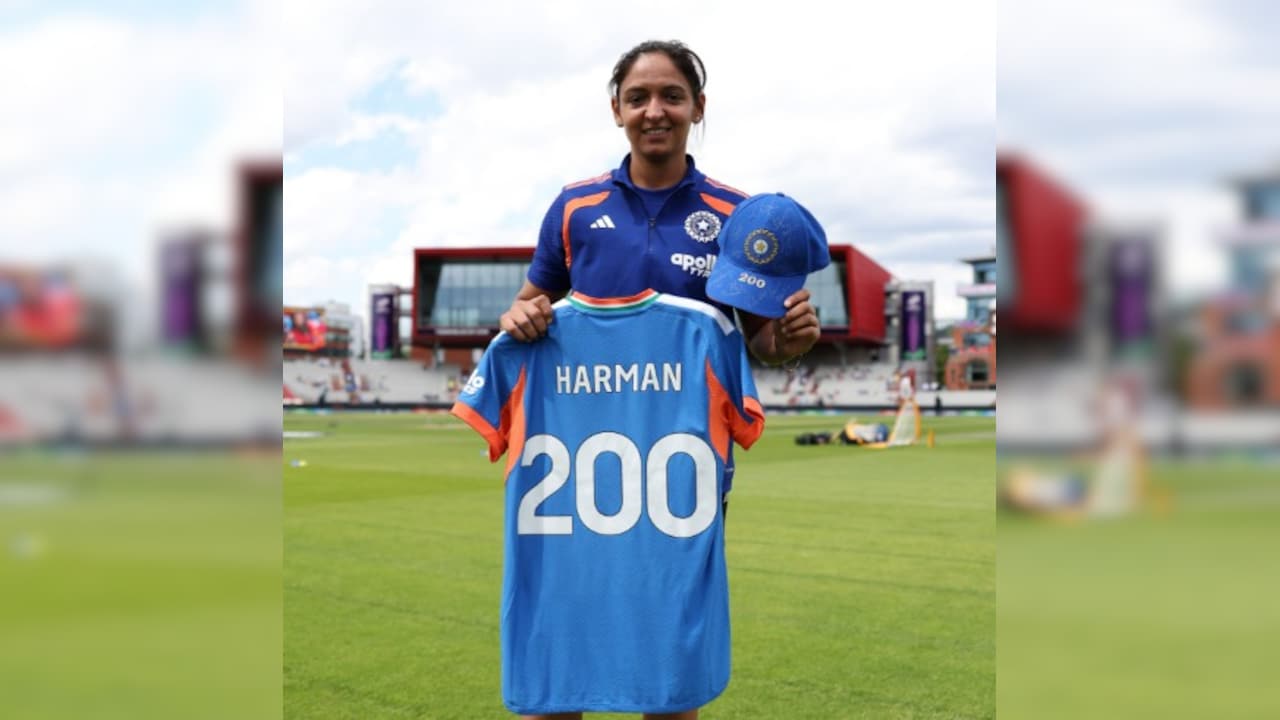 मैदान पर उतरते ही हरमनप्रीत कौर ने रचा इतिहास, T20I में 200 मैच खेलने वाली दुनिया की पहली क्रिकेटर बनीं