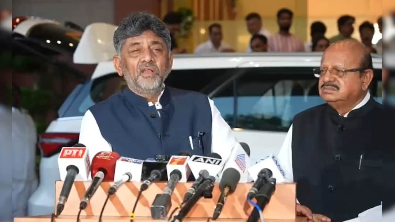 "उसे कोई भी पूछताछ करने दें या जो भी रिपोर्ट वह चाहता है उसे प्राप्त करने दें," डीके शिवकुमार ने कहा.