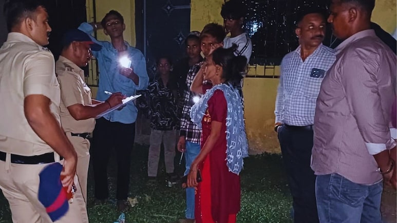 खेळताना लहानग्यांनी पाहिलं भयंकर दृश्य; कुत्र्याच्या तोंडात रक्ताने माखलेलं मांस, जवळ जाताच स्थानिक हादरले!