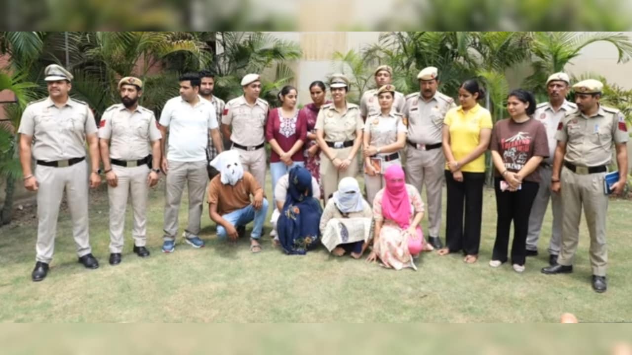 Delhi Police personnel with the arrested accused