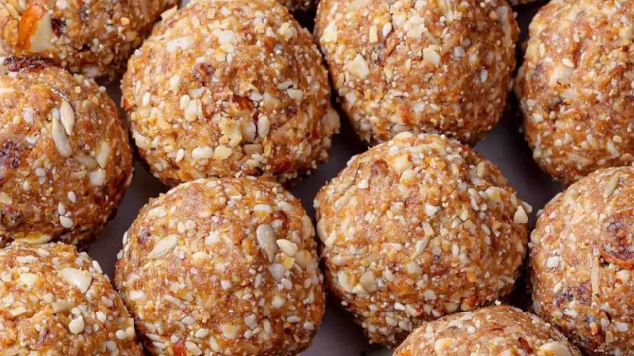 Oats laddu Recipe: बिना चीनी के बनाएं हेल्दी ओट्स लड्डू, फटा