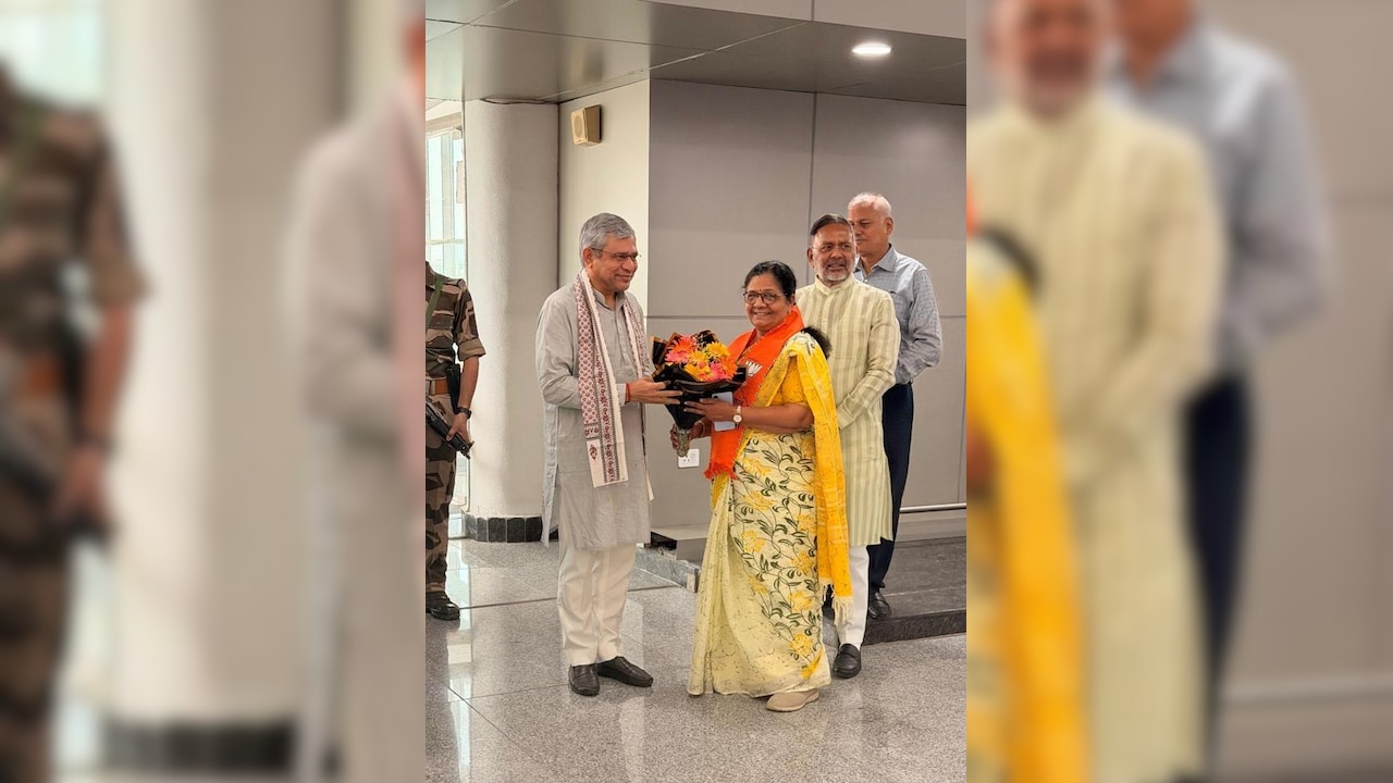 अश्विनी वैष्णव को घेवर खिला कर अजमेर-दरभंगा वीकली ट्रेन को सांसद ने करवा लिया रोजाना