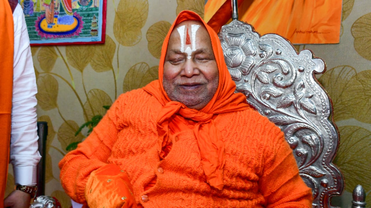 तुलसी पीठ को बदनाम करने की साजिश, आशुतोष ब्रह्मचारी के दावों पर रामभद्राचार्य का जवाब