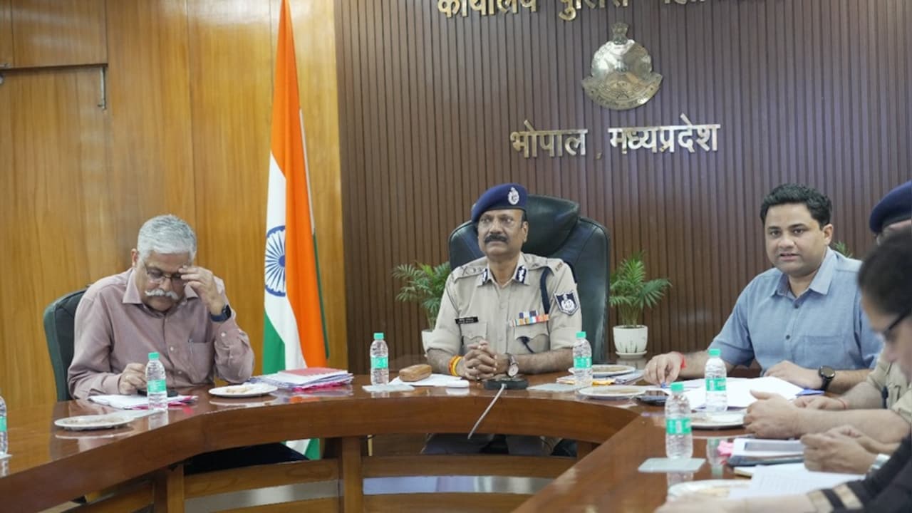 NEET UG 2026: नीट परीक्षा को लेकर MP पुलिस हुई अलर्ट, DGP ने कप्तानों को दिए सख्त निर्देश; तैनात रहेंगे 38 साइबर कमांडो