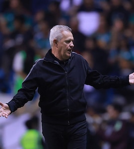 Javier Aguirres Final World Cup Rescue: Mexicos Firefighter Battles Old Tactical Ghosts