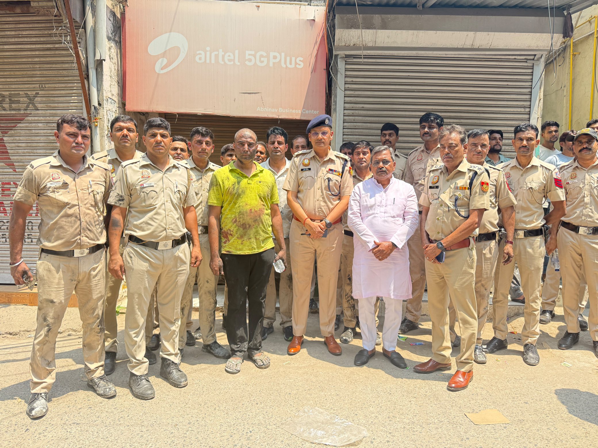 लोगों को बचाने के लिए पुलिसकर्मियों ने भी लगा दी जान की बाजी