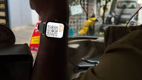 ऑटो ड्राइवर का 'स्मार्ट' पेमेंट तरीका हुआ वायरल, घड़ी पर दिखाया QR कोड, यूजर्स बोले- यही है असली 'स्मार्टनेस'