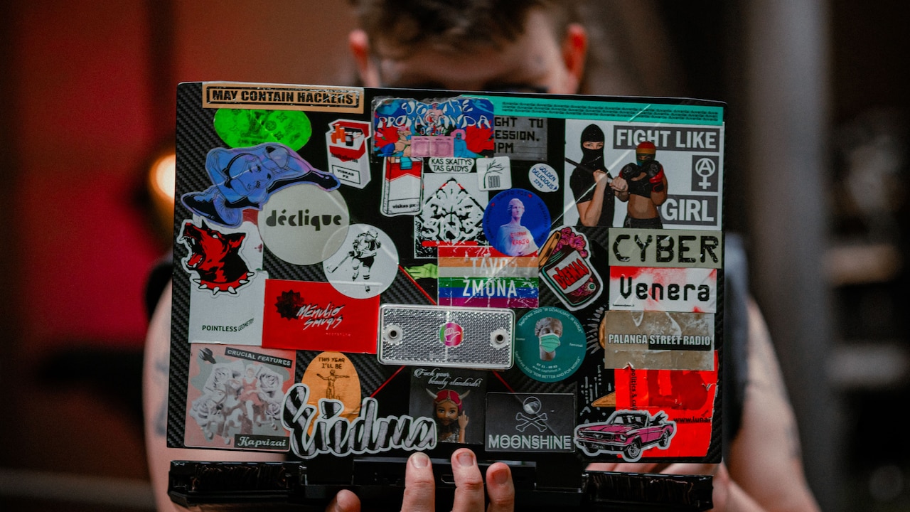 Which laptop skin do you want to grab under ₹1,000?