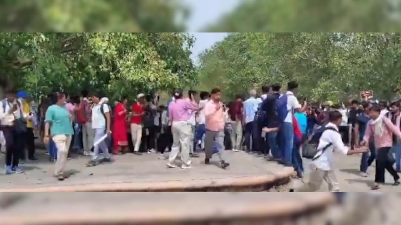 पेपर लीक से लेकर एग्जाम रिजल्ट तक, लखनऊ में छात्रों का बड़ा प्रदर्शन