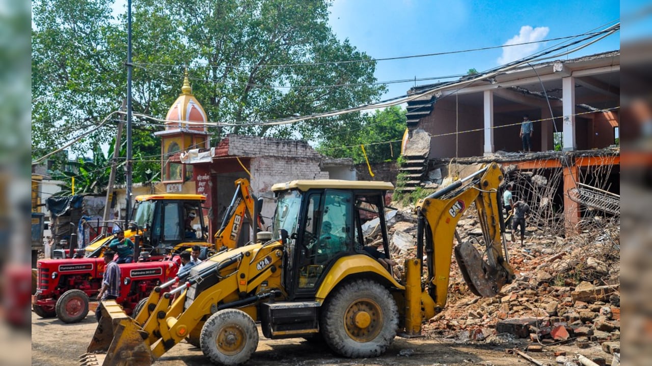 अवैध निर्माण पर दिल्ली सरकार का बड़ा प्रहार, 6 दिनों में 94 संपत्तियां ध्वस्त, 114 सील — WellsTrack