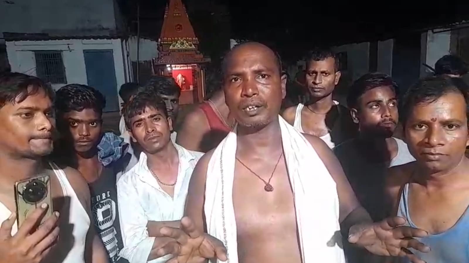 स्थानीय निवासी सत्यनारायण चौधरी ने स्थिति की जानकारी दी