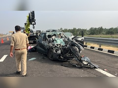 गंगा एक्सप्रेसवे पर बड़ा हादसा, चार लोगों की मौत; खड़े ट्रक में घुसी कार के उड़े परखच्चे  