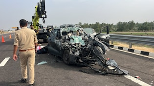 गंगा एक्सप्रेसवे पर बड़ा हादसा, चार लोगों की मौत; खड़े ट्रक में घुसी कार के उड़े परखच्चे &nbsp;