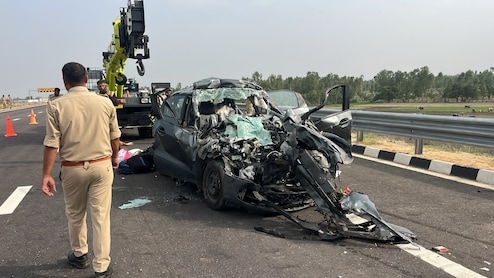 गंगा एक्सप्रेसवे पर बड़ा हादसा, चार लोगों की मौत; खड़े ट्रक में घुसी कार के उड़े परखच्चे &nbsp;
