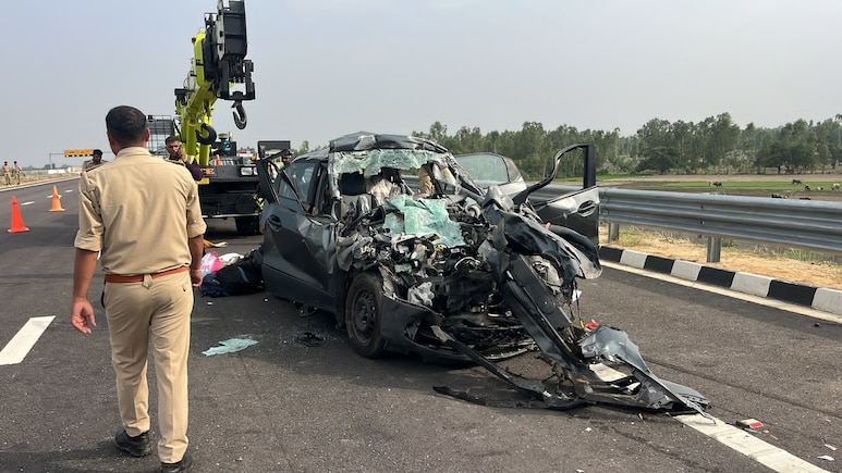 गंगा एक्सप्रेसवे पर बड़ा हादसा, चार लोगों की मौत; खड़े ट्रक में घुसी कार के उड़े परखच्चे &nbsp;
