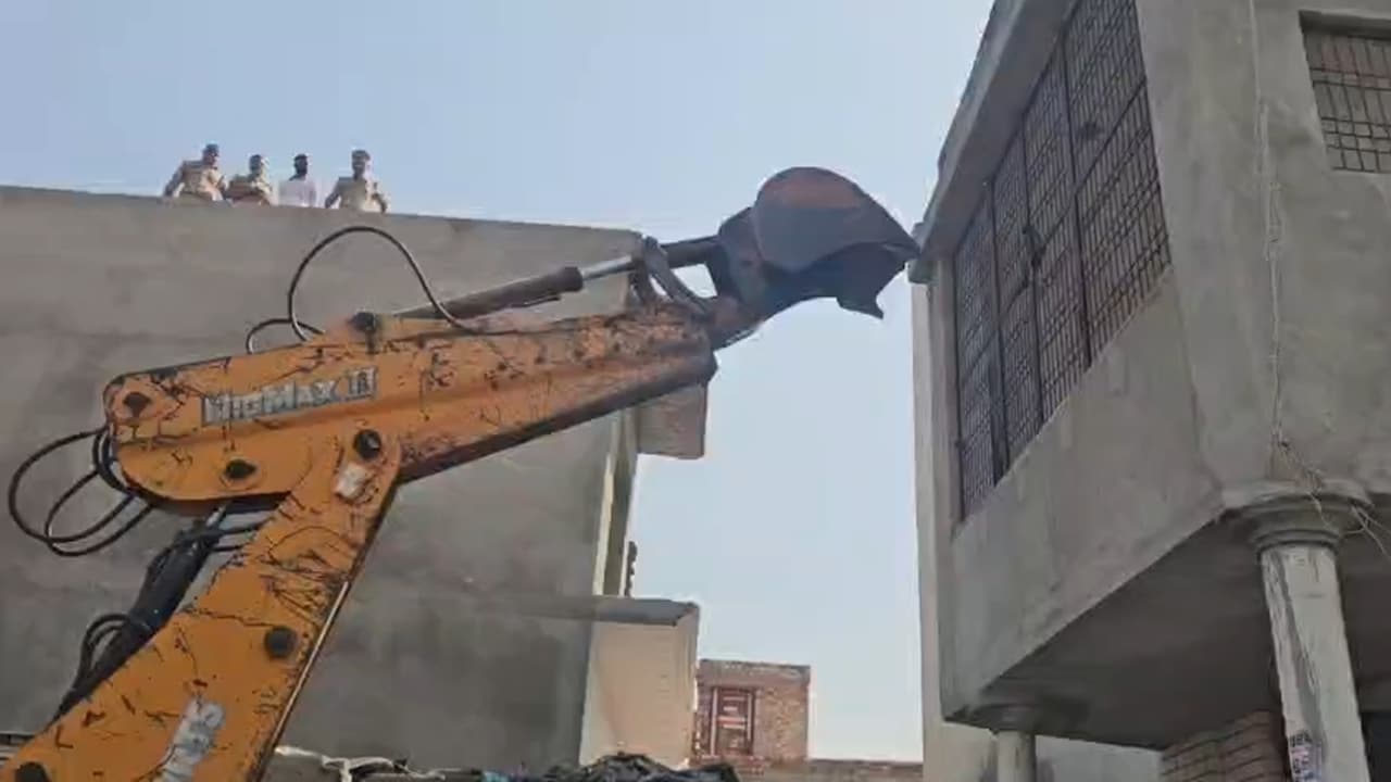 संभल: कब्रिस्तान की सरकारी जमीन पर बनी अवैध मस्जिद पर चला प्रशासन का बुलडोजर