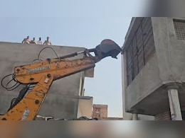 संभल: कब्रिस्तान की सरकारी जमीन पर बनी अवैध मस्जिद पर चला प्रशासन का बुलडोजर