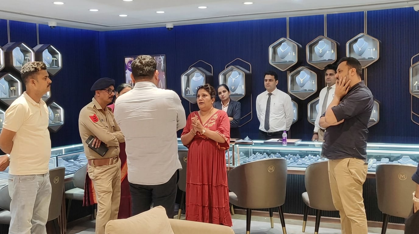 चुपके से मुंह में दबा ली अंगूठी, ज्वेलरी शॉप में अमीर महिला की हरकत कैमरे में कैद, फिर माफी मांगने लगी