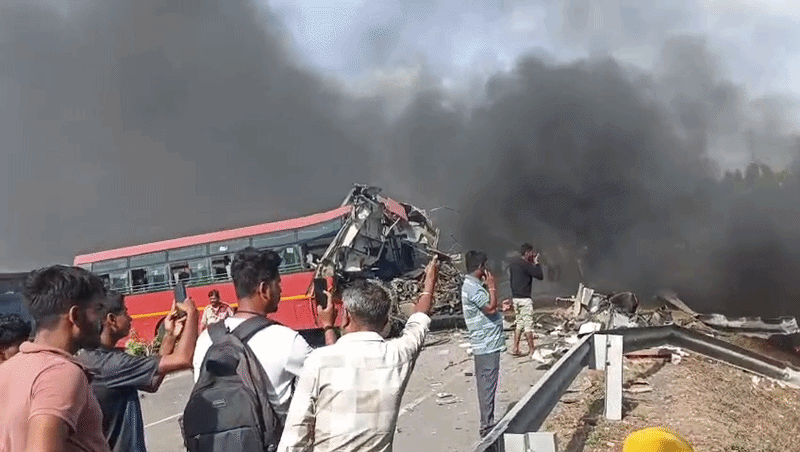 सूरत में भिड़ीं दो बसें, एक के परखच्चे उड़े, दूसरे में लगी आग; 5 की मौत