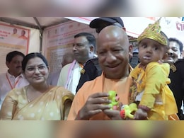 योगी की गोद में आते ही रो रहे बच्चे हुए शांत, CM बोले- इन्हें पता हम आ गए, इनका भविष्य सुरक्षित, VIDEO