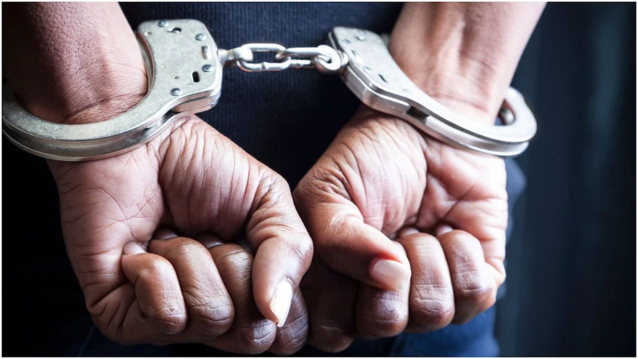कर्नल के घर डकैती करने वाले बदमाशों का 'सेल्फ-एनकाउंटर'! पुलिस को देख मारी ऐसी छलांग कि चारों के टूट गए हाथ-पैर