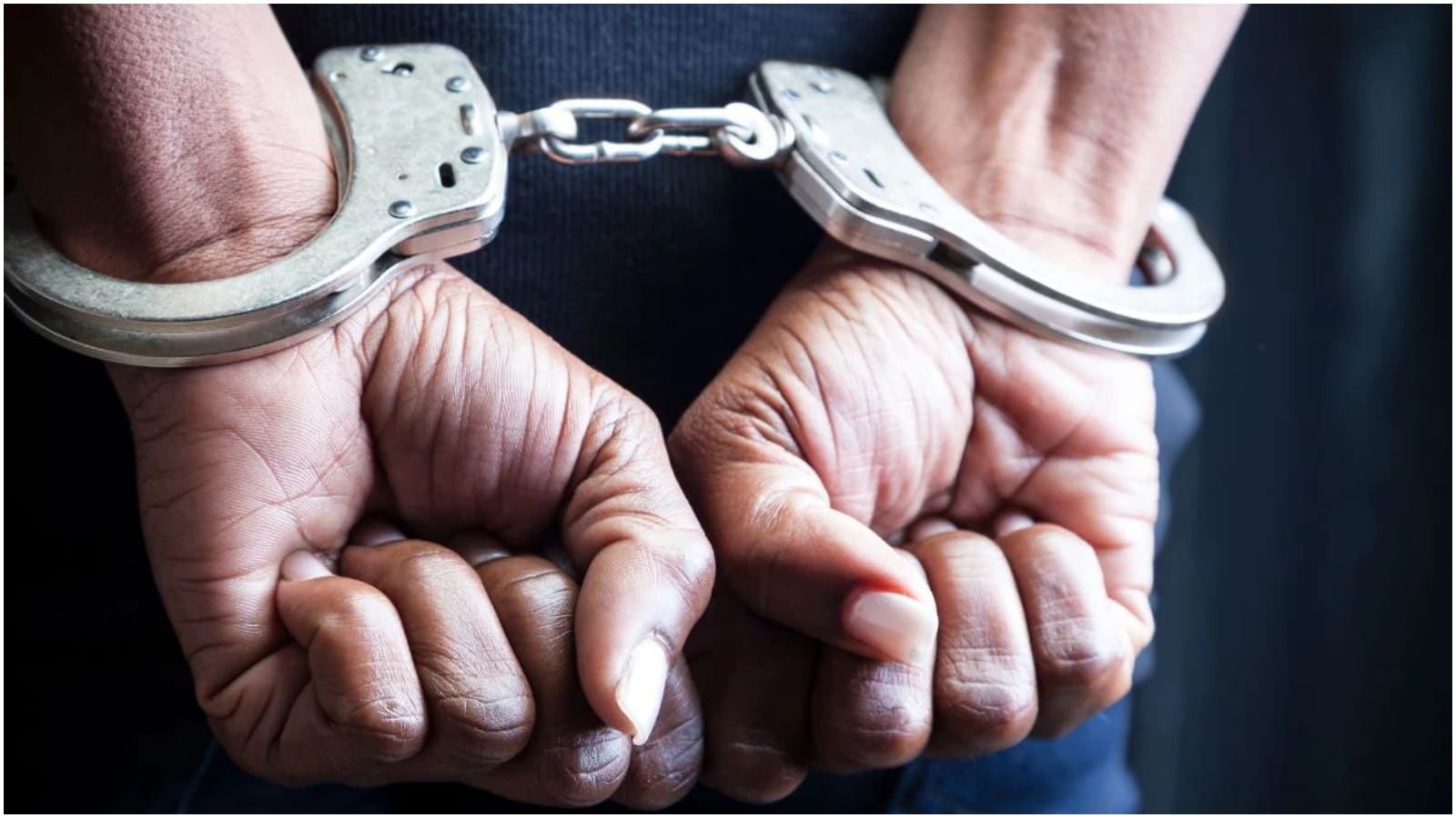 कर्नल के घर डकैती करने वाले बदमाशों का ‘सेल्फ-एनकाउंटर’! पुलिस को देख मारी ऐसी छलांग कि चारों के टूट गए हाथ-पैर.. कर्नल के घर डकैती करने वाले बदमाशों का ‘सेल्फ-एनकाउंटर’! पुलिस को देख मारी ऐसी छलांग कि चारों के टूट गए हाथ-पैर..